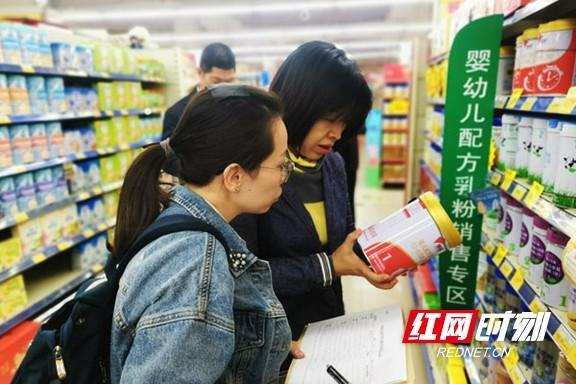 检查组在高新区某超市检查特殊食品分区销售落实情况.